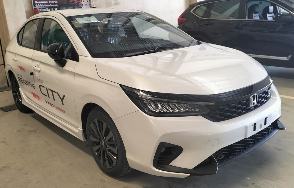 Honda City RS 2023 sẽ có những chi tiết ngoại thất màu đen cũng như logo RS trên đầu và đuôi xe Honda City RS 2023 sẽ có những chi tiết ngoại thất màu đen cũng như logo RS trên đầu và đuôi xe