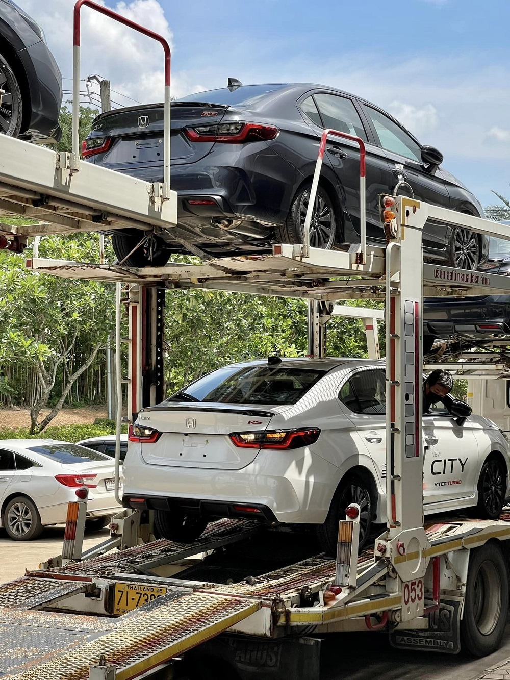 Honda City 2023 được vận chuyển trên đường phố Thái Lan Honda City 2023 được vận chuyển trên đường phố Thái Lan