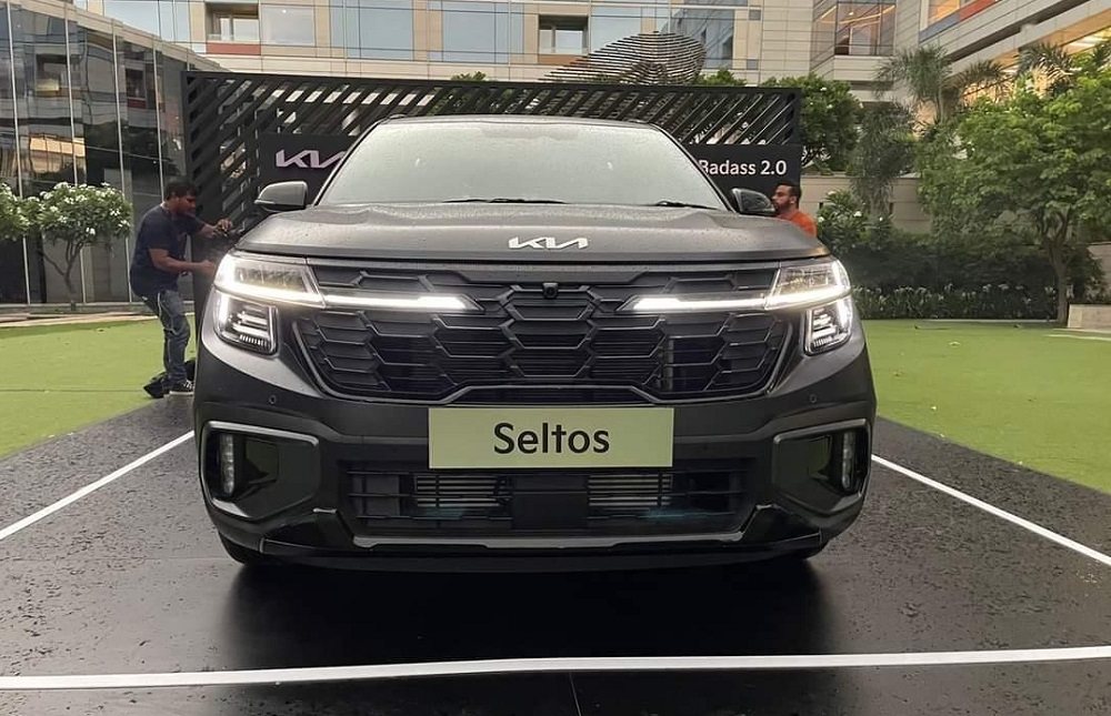 Dải đèn LED định vị ban ngày của Kia Seltos 2023 ăn sâu vào bên trong lưới tản nhiệt Dải đèn LED định vị ban ngày của Kia Seltos 2023 ăn sâu vào bên trong lưới tản nhiệt