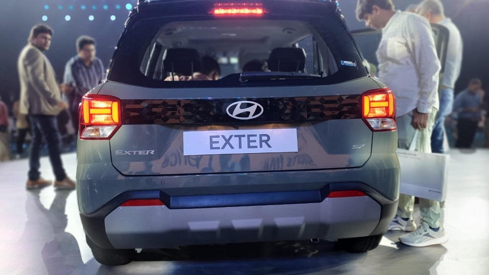 Chi tiết trang trí màu đen bóng, chạm trổ hình dạng trên cửa cốp sau của Hyundai Exter 2023 