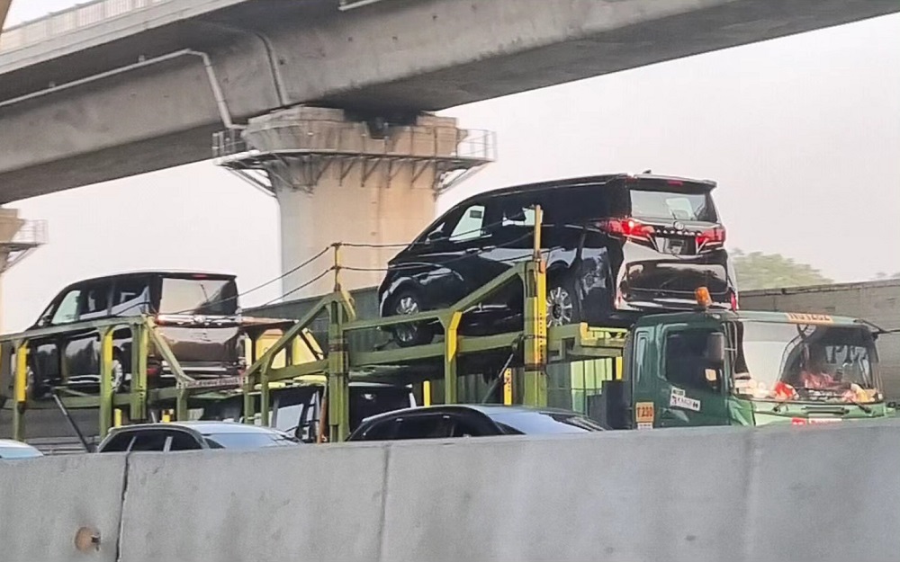 MPV cao cấp Toyota Alphard 2024 được vận chuyển trên đường phố Indonesia