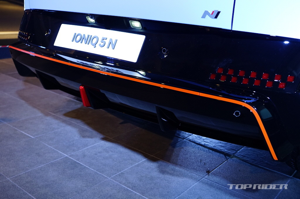 Đèn phản quang hình bàn cờ của Hyundai Ioniq 5 N 2024