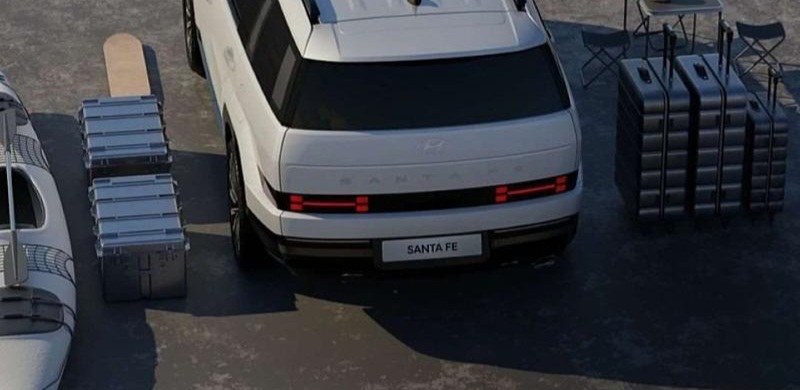 Cụm đèn hâu chữ H là tâm điểm ở khu vực phía sau Hyundai Santa Fe 2024
