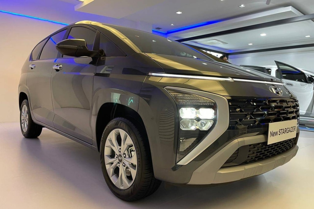 Hyundai Stargazer 2023 bản Essential có đèn pha LED và dải đèn LED định vị ban ngày nằm vắt ngang đầu xe