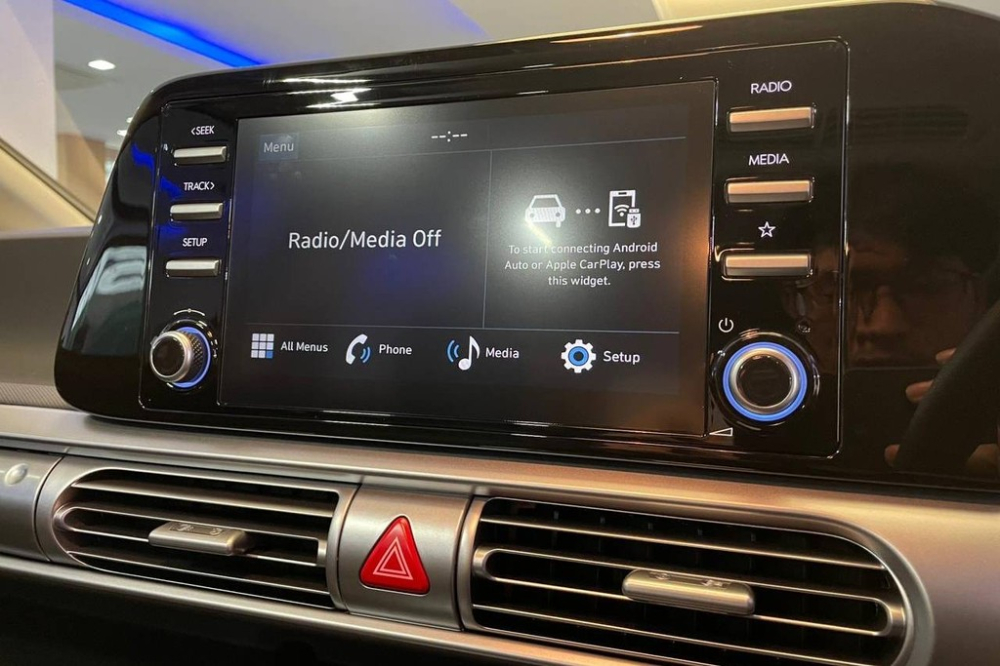 Ốp bao quanh màn hình cảm ứng trung tâm của Hyundai Stargazer 2023 được chuyển từ màu xám sang đen bóng