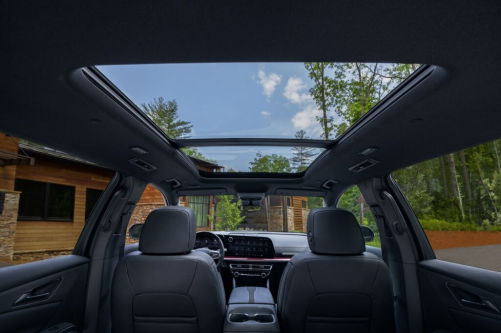 Cửa sổ trời toàn cảnh 2 mảnh của Chevrolet Traverse 2024