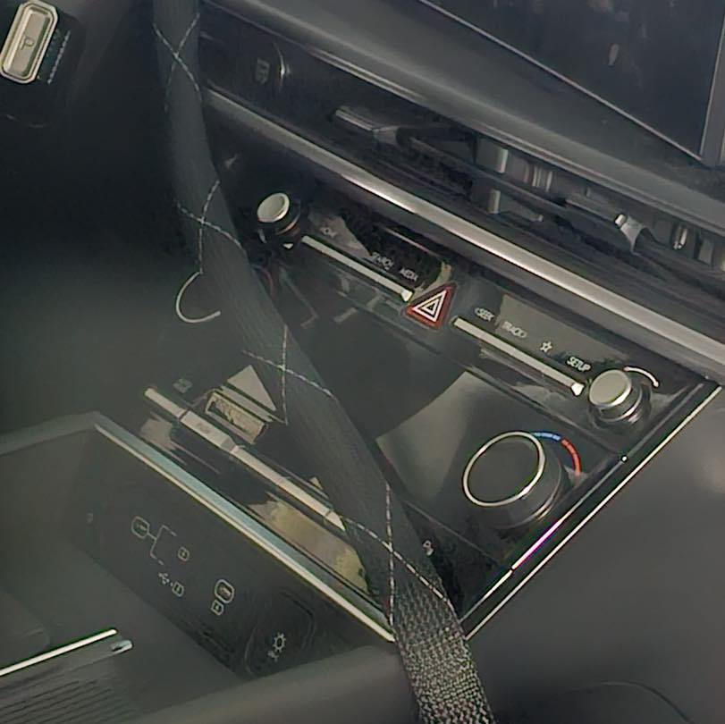 Màn hình đi kèm 2 núm xoay tròn ở 2 bên của Hyundai Santa Fe 2024 Màn hình đi kèm 2 núm xoay tròn ở 2 bên của Hyundai Santa Fe 2024
