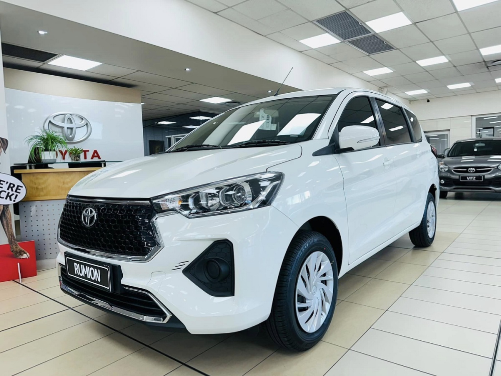 Ngắm thiết kế thực tế của Toyota Rumion 2023 - MPV giá rẻ phát triển từ Suzuki Ertiga - ở đại lý