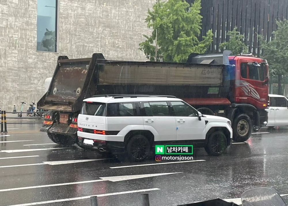 Hình ảnh Hyundai Santa Fe 2024 sóng đôi với xe ben cho thấy mẫu SUV này đã tăng mạnh về kích thước Hình ảnh Hyundai Santa Fe 2024 sóng đôi với xe ben cho thấy mẫu SUV này đã tăng mạnh về kích thước