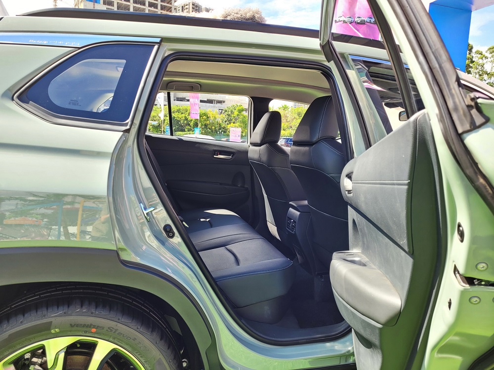 Hàng ghế sau của Toyota Corolla Cross Hybrid 2024 với cửa gió điều hòa