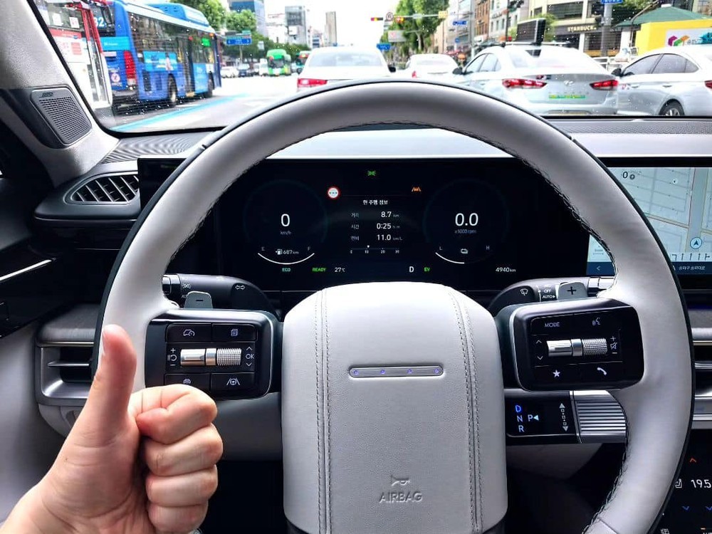 Vô lăng của Hyundai Santa Fe 2024 khá giống xe Range Rover Vô lăng của Hyundai Santa Fe 2024 khá giống xe Range Rover