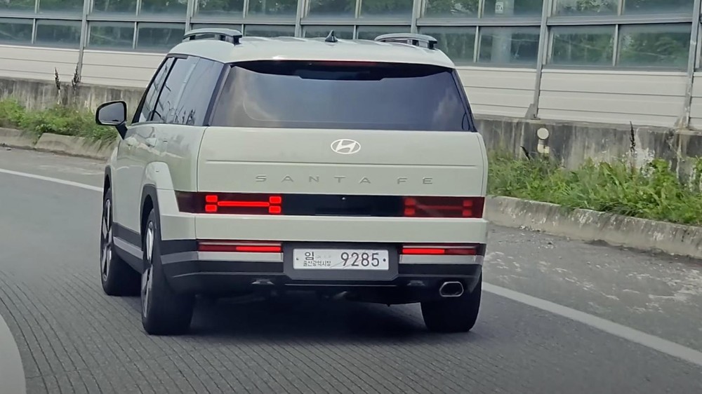Hyundai Santa Fe 2024 nhìn từ phía sau Hyundai Santa Fe 2024 nhìn từ phía sau