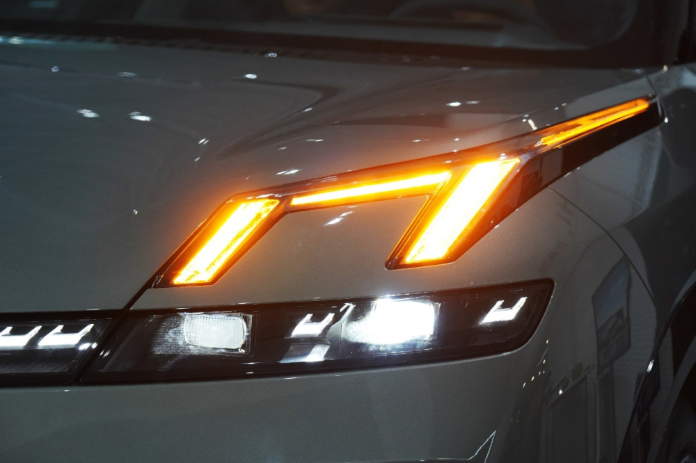 Đèn LED định vị ban ngày của Lynk & Co 08 đóng vai trò đèn báo rẽ Đèn LED định vị ban ngày của Lynk & Co 08 đóng vai trò đèn báo rẽ