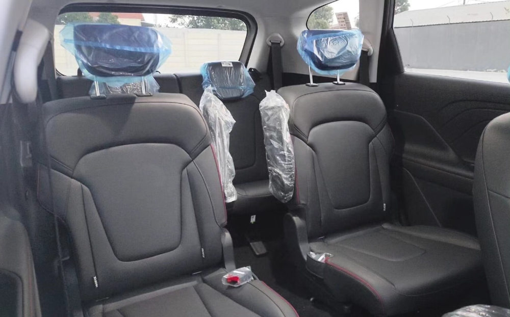Ghế của Hyundai Stargazer X có viền chỉ màu đỏ