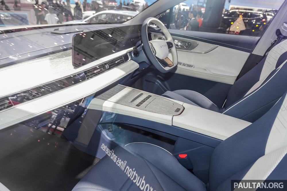 Chiếc Chery Omoda 5 EV trong triển lãm GIIAS 2023 là phiên bản tay lái nghịch