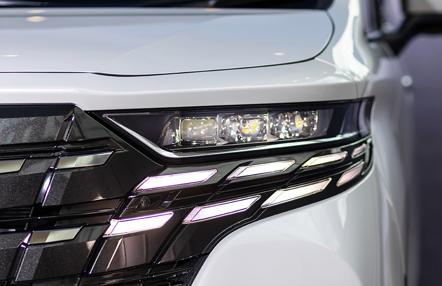 Cận cảnh đèn pha LED toàn phần của Toyota Alphard 2024