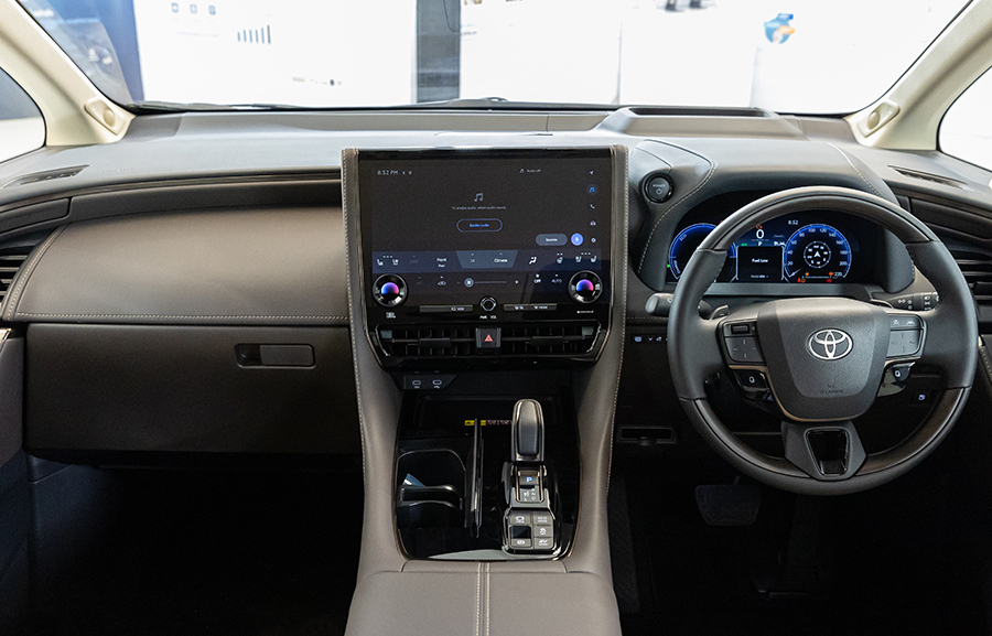 Khoang lái của Toyota Alphard 2024