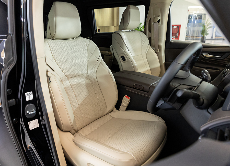 Hàng ghế trước của Toyota Alphard và Vellfire 2024 có đủ tính năng chỉnh điện, sưởi và thông hơi
