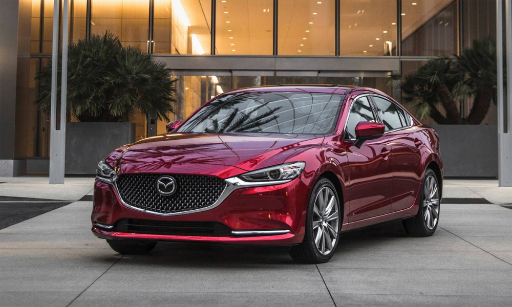 Rẻ hơn vài trăm triệu nhưng Mazda6 vẫn bán kém Toyota Camry