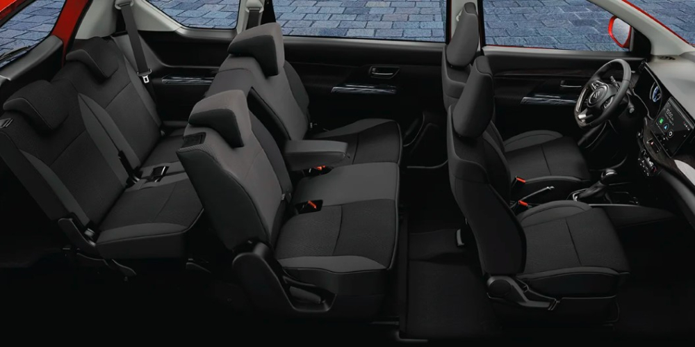 Suzuki Ertiga Hybrid 2023 có bệ tì tay ở hàng ghế thứ 2