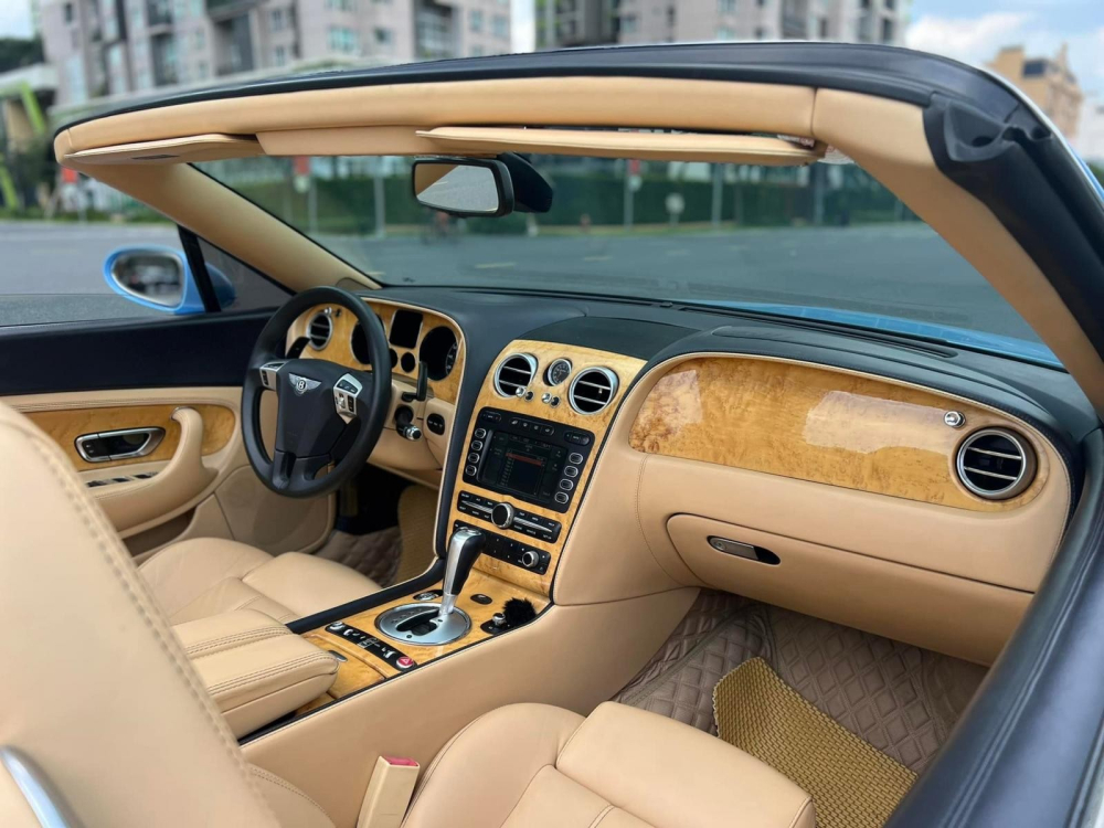 Đánh giá nhanh Bentley Continental GTC với bản độ rất khác biệt tại Việt Nam: Nội thất độ màn hình to như xe Tesla