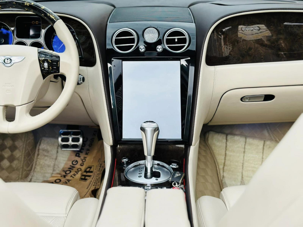 Đánh giá nhanh Bentley Continental GTC với bản độ rất khác biệt tại Việt Nam: Nội thất độ màn hình to như xe Tesla