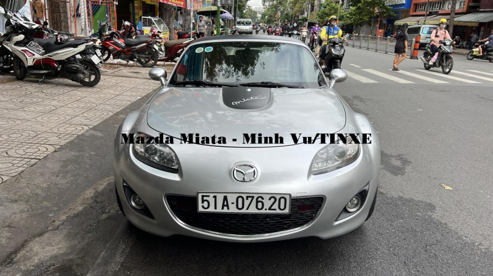 Mazda MX-5 Miata không phải siêu xe hay xe thể thao đắt đỏ nhưng vẫn được ông Đặng Lê Nguyên Vũ thích lái