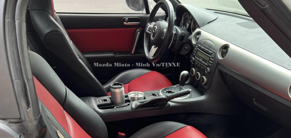 Mazda MX-5 Miata không phải siêu xe hay xe thể thao đắt đỏ nhưng vẫn được ông Đặng Lê Nguyên Vũ thích lái