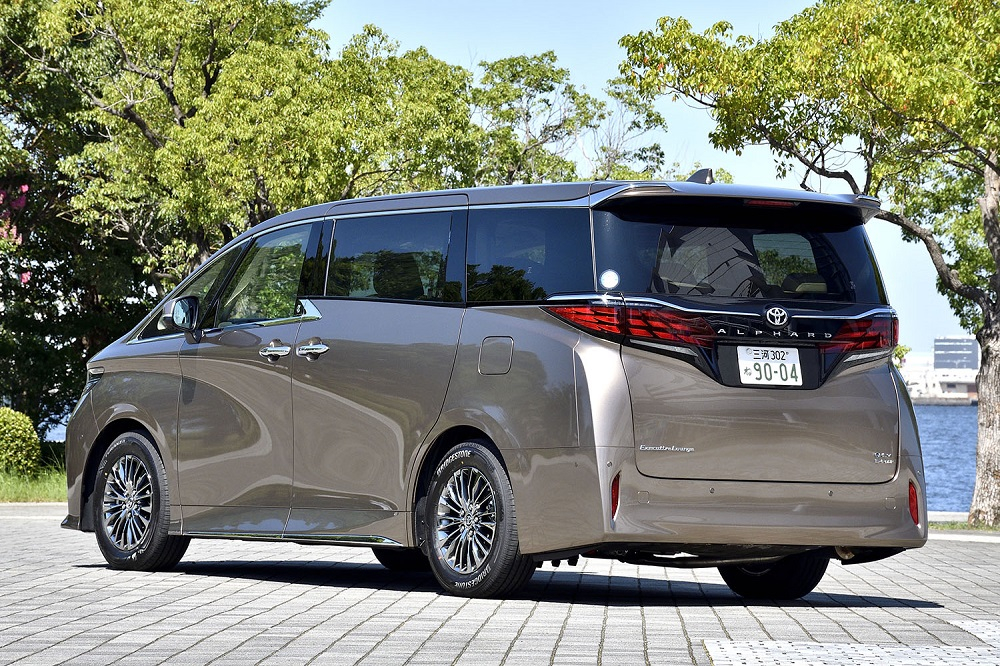 Toyota Alphard 2023 bị ngừng nhận cọc khiến giá xe đời cũ tăng lên