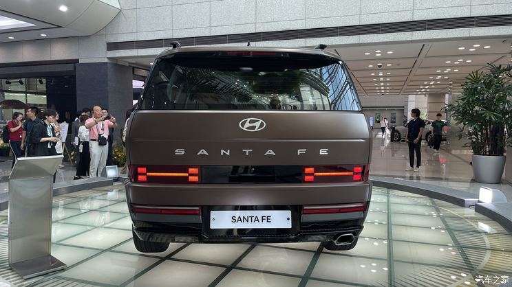 Hyundai Santa Fe 2024 ra mat thi truong sat vach Viet Nam: Thiet ke khac biet hoan toan, se rat "hot" neu ve nuoc