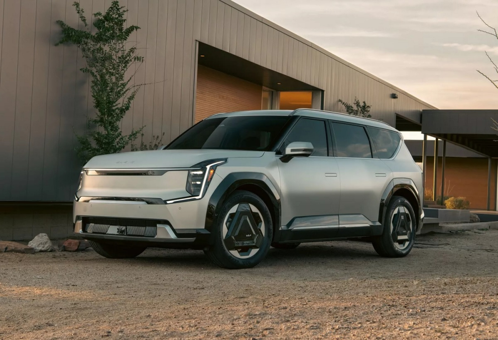 SUV điện 3 hàng ghế Kia EV9 2024 được chốt giá rẻ hơn đến 28.000 USD so với VinFast VF9 SUV điện 3 hàng ghế Kia EV9 2024 được chốt giá rẻ hơn đến 28.000 USD so với VinFast VF9