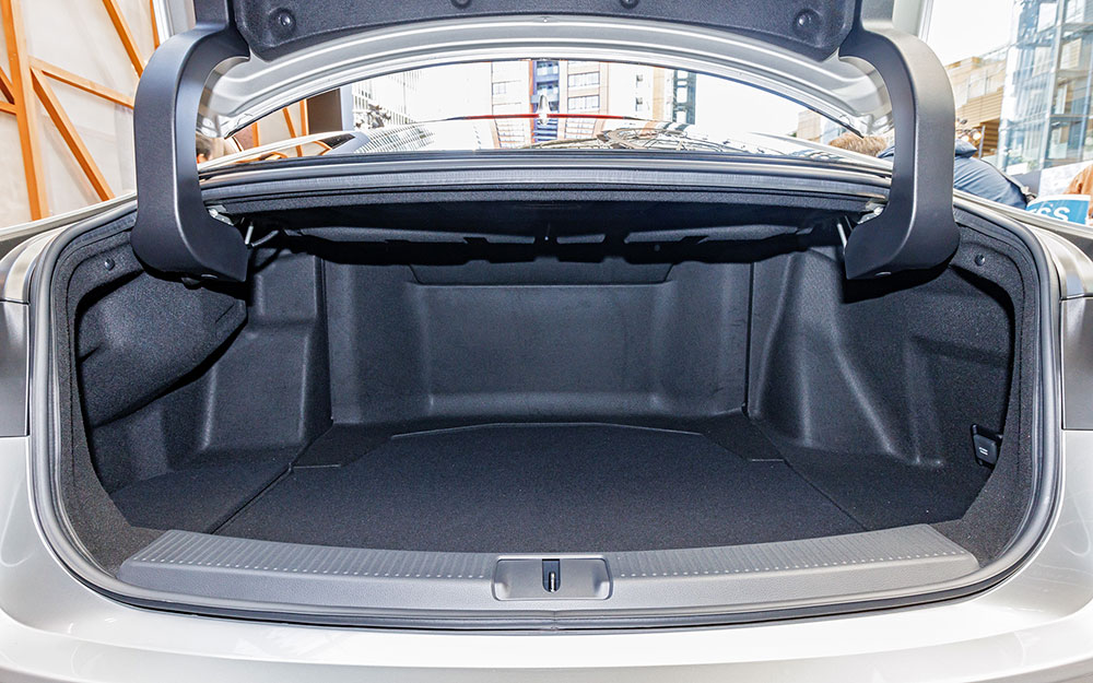 Khoang hành lý của Toyota Crown Sedan 2024