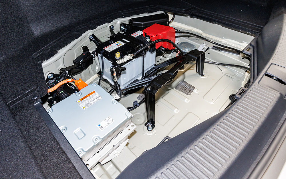 Ắc quy 12V nằm dưới sàn khoang hành lý của Toyota Crown Sedan 2024