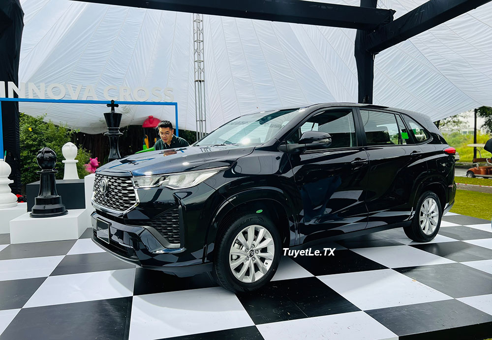 Vành la-zăng của Toyota Innova Cross 2024 phiên bản máy xăng kém nổi bật hơn