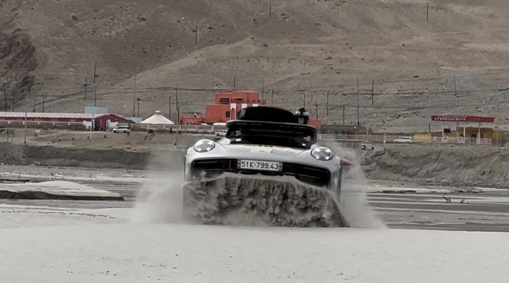 Porsche 911 Dakar của đại gia Việt chinh phục các con đường off-road tại Trung Quốc