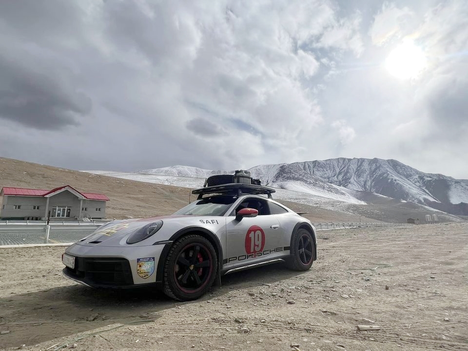 Porsche 911 Dakar của đại gia Việt chinh phục các con đường off-road tại Trung Quốc