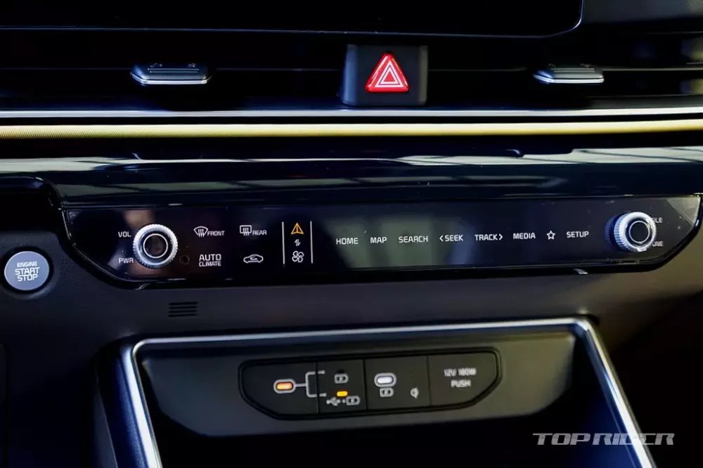 Khu vực chỉnh điều hòa và màn hình thông tin giải trí của Kia Carnival 2024 Khu vực chỉnh điều hòa và màn hình thông tin giải trí của Kia Carnival 2024