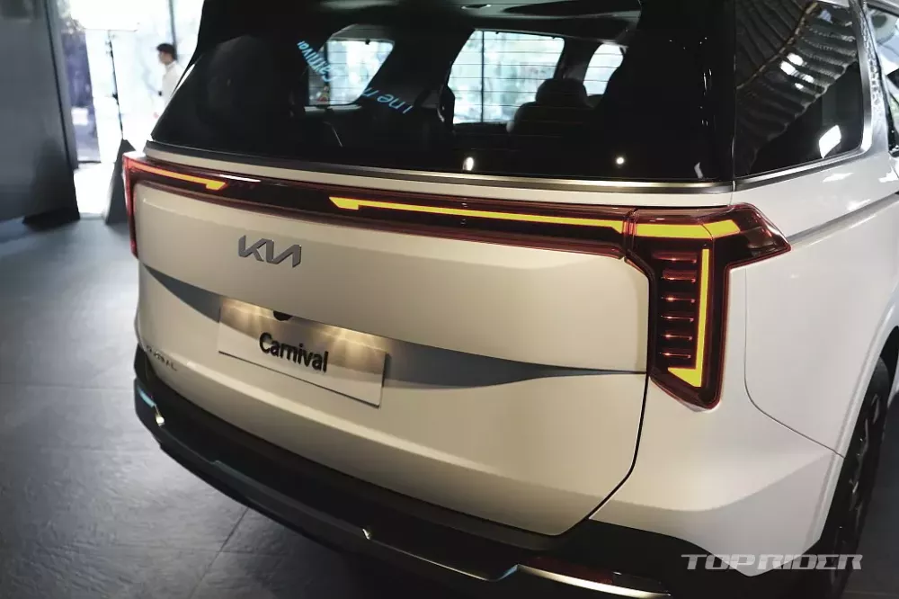 Kia Carnival 2024 nhìn từ phía sau Kia Carnival 2024 nhìn từ phía sau