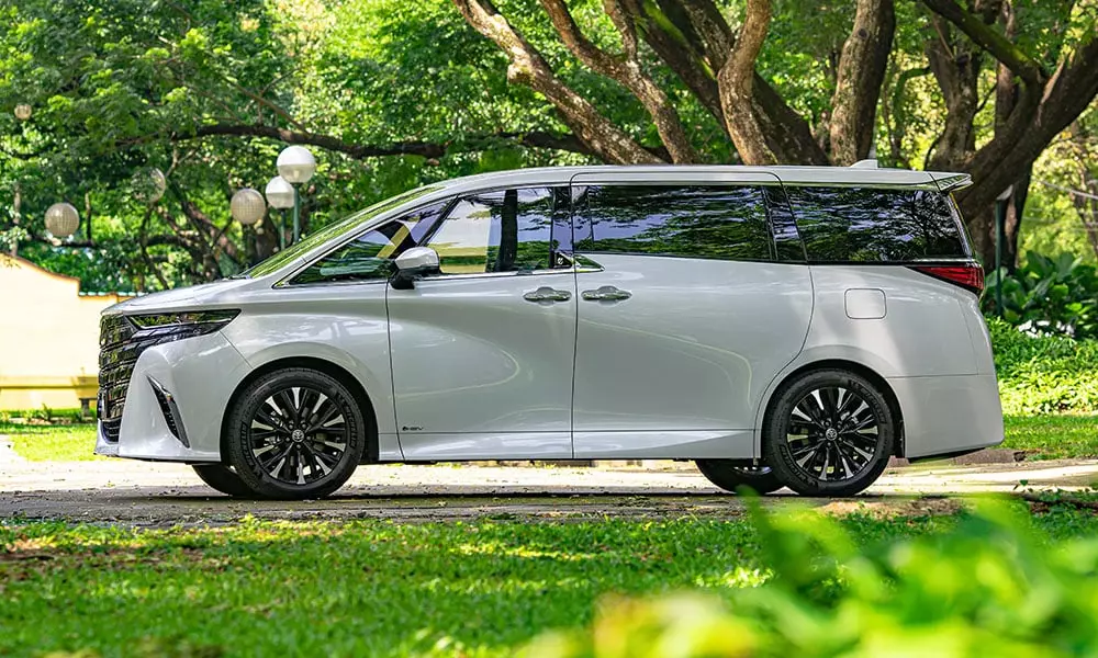 Toyota Alphard 2024 tăng nhẹ về kích thước so với thế hệ cũ