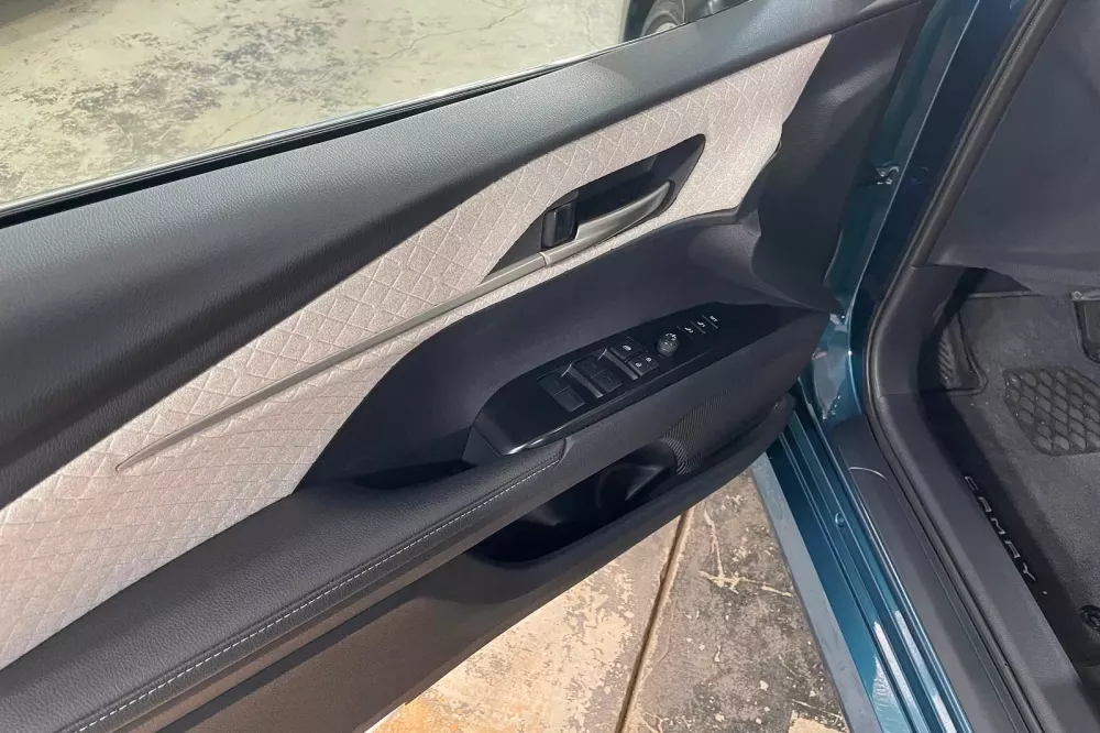 Door trim and dashboard of Toyota Camry 2024 regular version will have diamond-shaped stitching