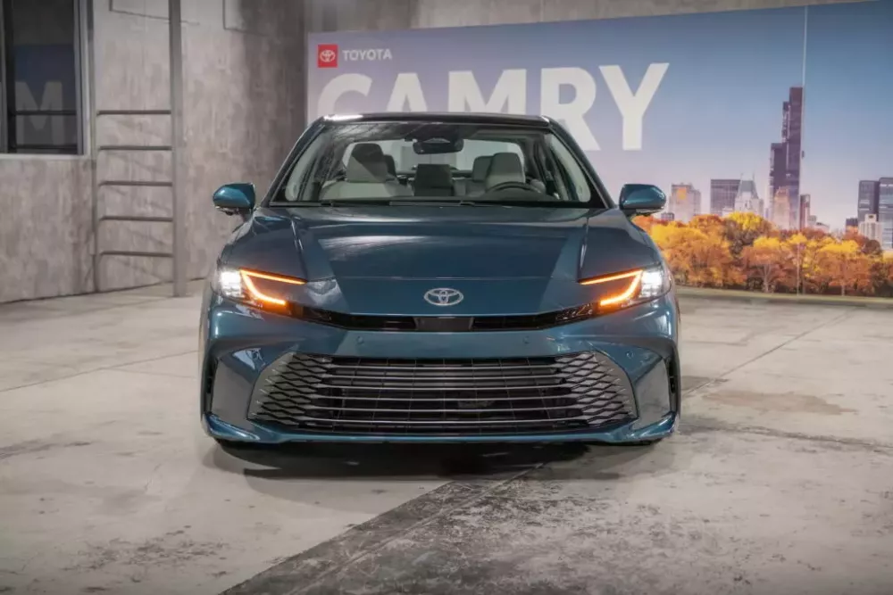 Toyota Camry 2024 features headlight design similar to the new generation Prius