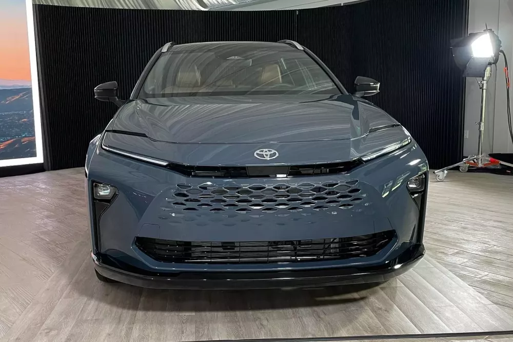 Close-up of the front design of the Toyota Crown Signia 2024