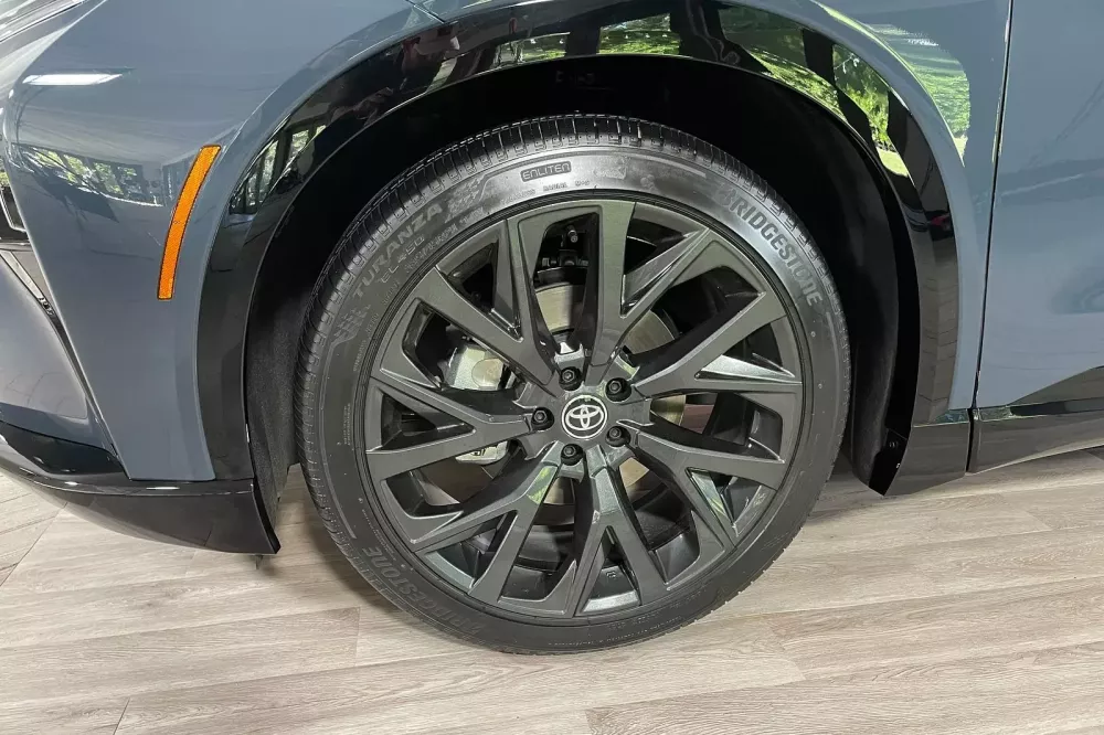 Gunmetal gray 21-inch wheels of the premium version of the Toyota Crown Signia 2024