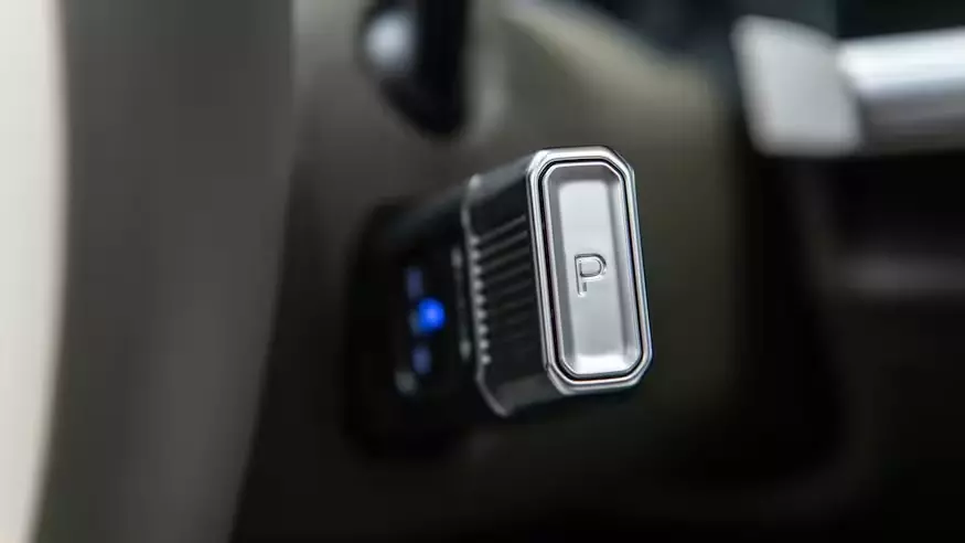 Cần số của Hyundai Santa Fe 2024 nằm phía sau cụm vô lăng Cần số của Hyundai Santa Fe 2024 nằm phía sau cụm vô lăng
