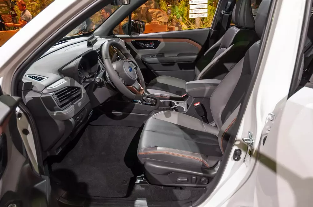 Nội thất của Subaru Forester 2024 bản Sport cũng có những điểm nhấn màu đồng như ngoại thất