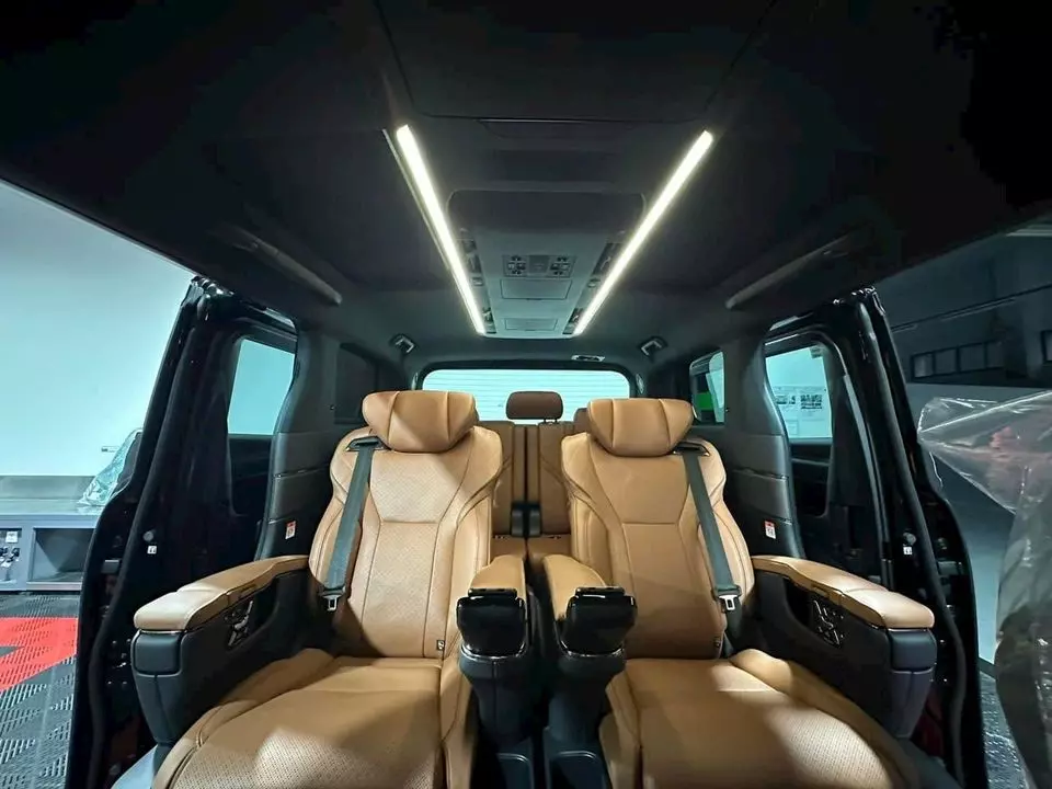 Đèn viền trang trí nội thất chạy dọc trên trần xe của Toyota Alphard 2024 Đèn viền trang trí nội thất chạy dọc trên trần xe của Toyota Alphard 2024