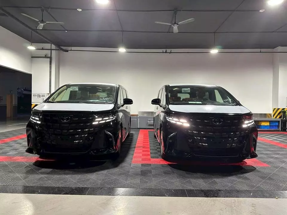 Đèn LED định vị ban ngày của Toyota Alphard 2024 được tích hợp vào lưới tản nhiệt Đèn LED định vị ban ngày của Toyota Alphard 2024 được tích hợp vào lưới tản nhiệt