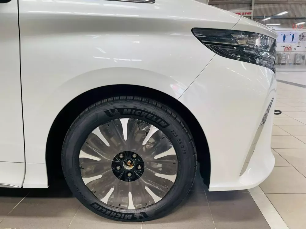 Vành 19 inch phay xước 2 màu của Toyota Alphard 2024 Vành 19 inch phay xước 2 màu của Toyota Alphard 2024