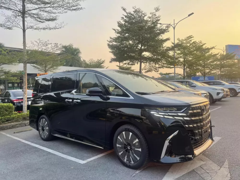Chuyên cơ mặt đất Toyota Alphard 2024 đã có mặt tại đại lý Việt Nam