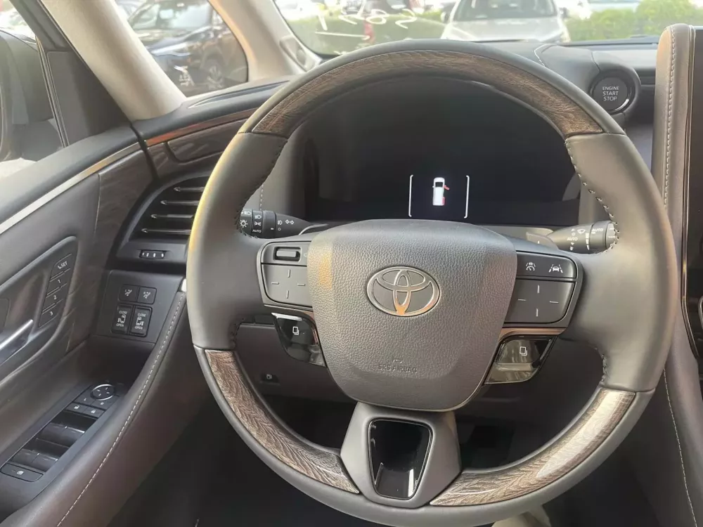 Vô lăng 3 chấu mới của Toyota Alphard 2024 Vô lăng 3 chấu mới của Toyota Alphard 2024